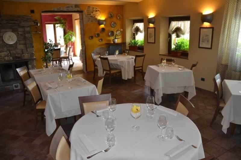 Trattoria Del Bivio Guest House Cerretto Langhe Ngoại thất bức ảnh