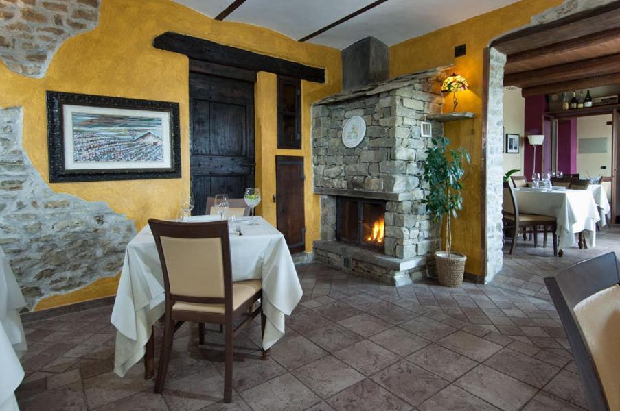 Trattoria Del Bivio Guest House Cerretto Langhe Ngoại thất bức ảnh