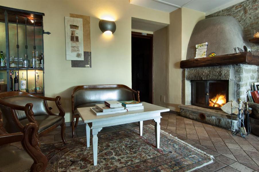 Trattoria Del Bivio Guest House Cerretto Langhe Ngoại thất bức ảnh