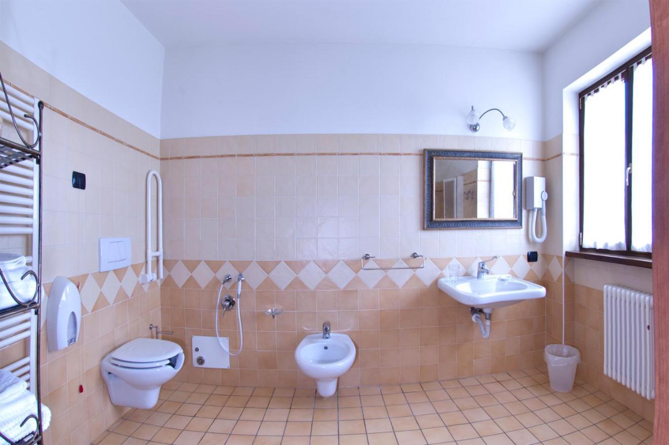Trattoria Del Bivio Guest House Cerretto Langhe Ngoại thất bức ảnh